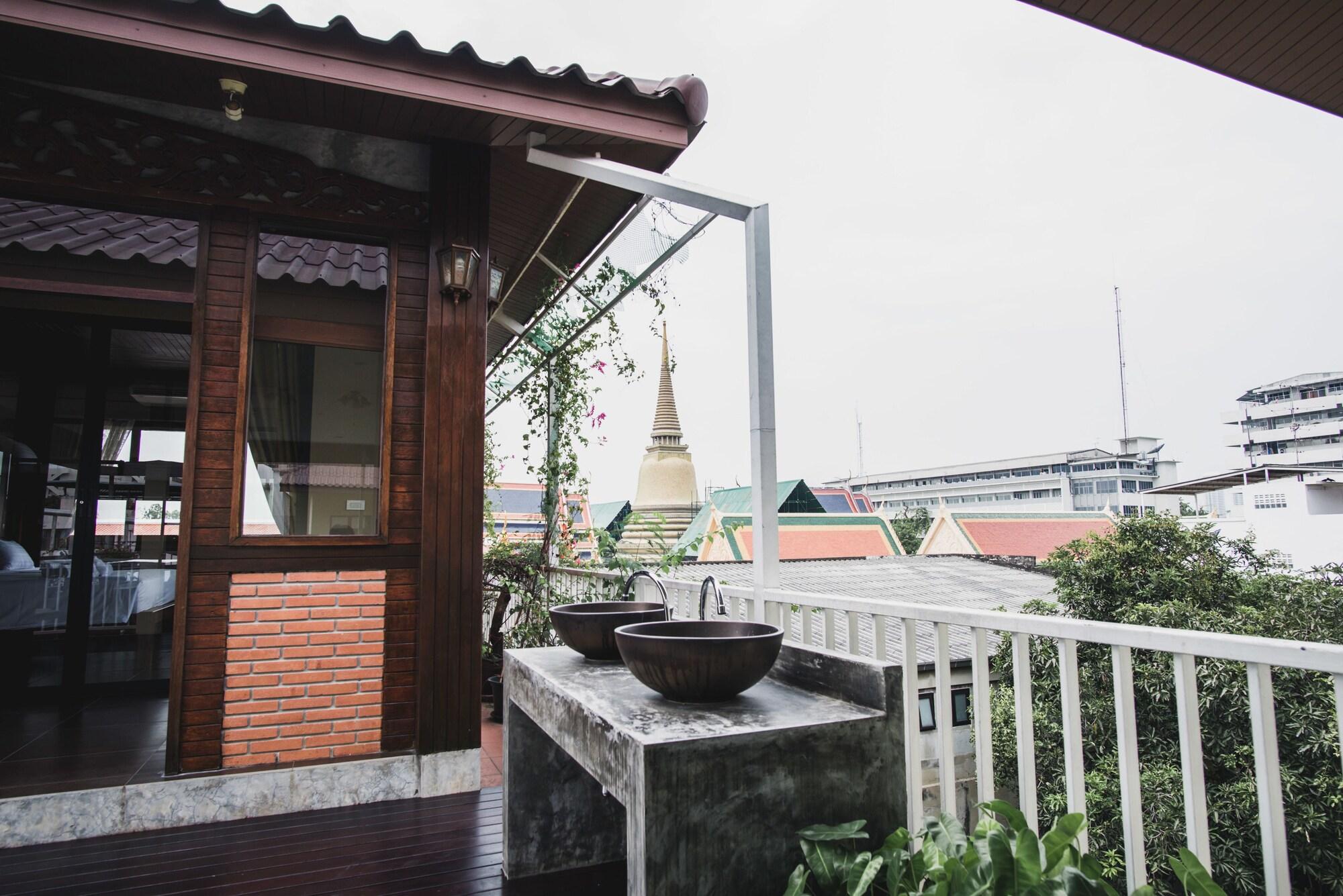 Feung Nakorn Balcony Rooms And Cafe Bangkok Exterior photo