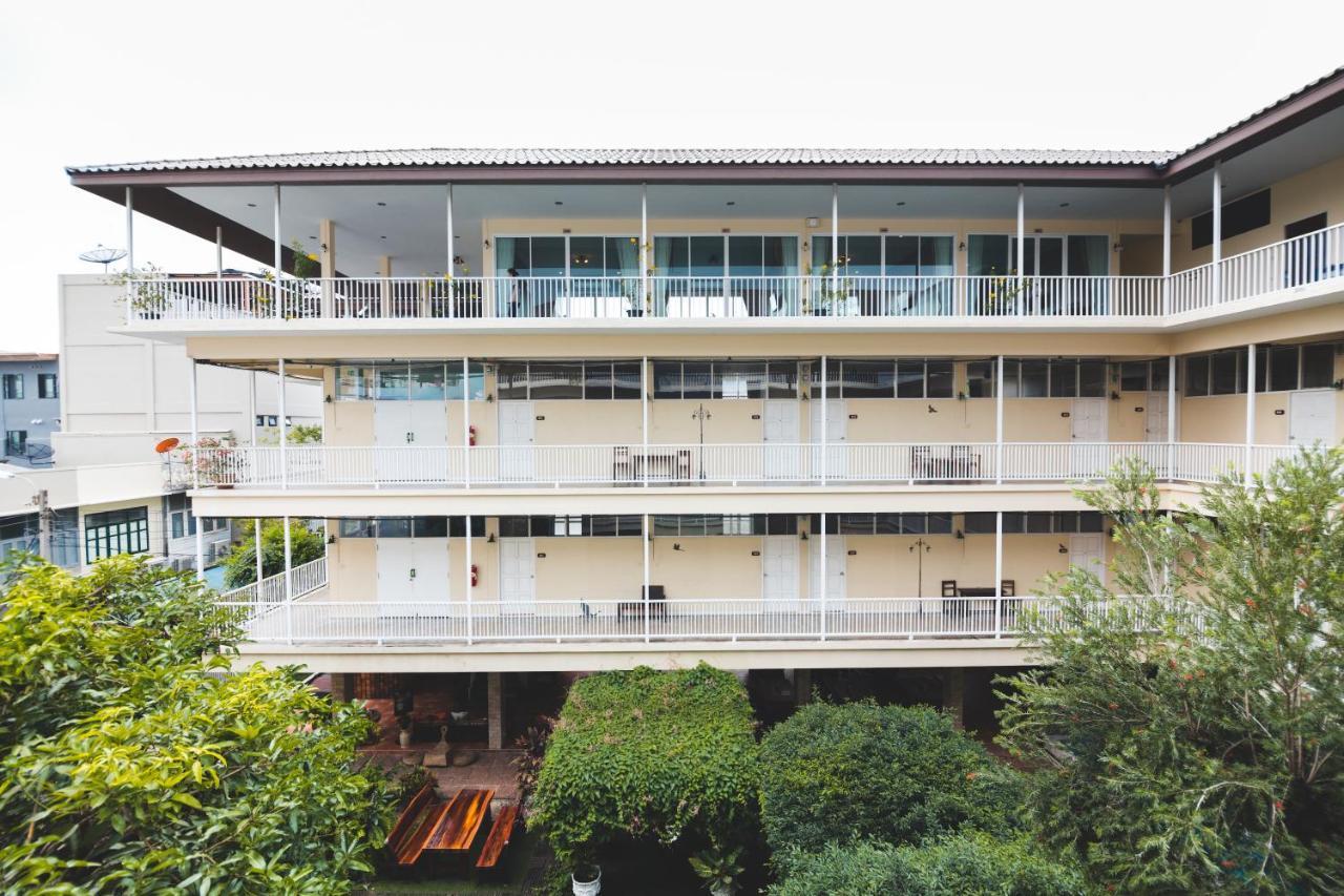 Feung Nakorn Balcony Rooms And Cafe Bangkok Exterior photo